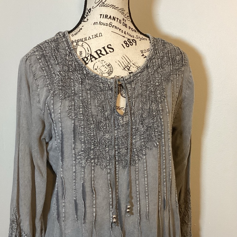 SOLITAIRE EMBROIDERED BOHO GRAY PEASANT LIGHTWEIGHT TUNIC TOP RAYON SZ. M